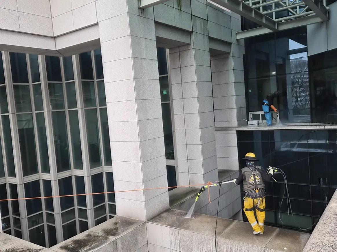 가평군 상면 상가건물 옥상 파라펫 장비 주변 정밀 위생청소 사례 - 행진크린