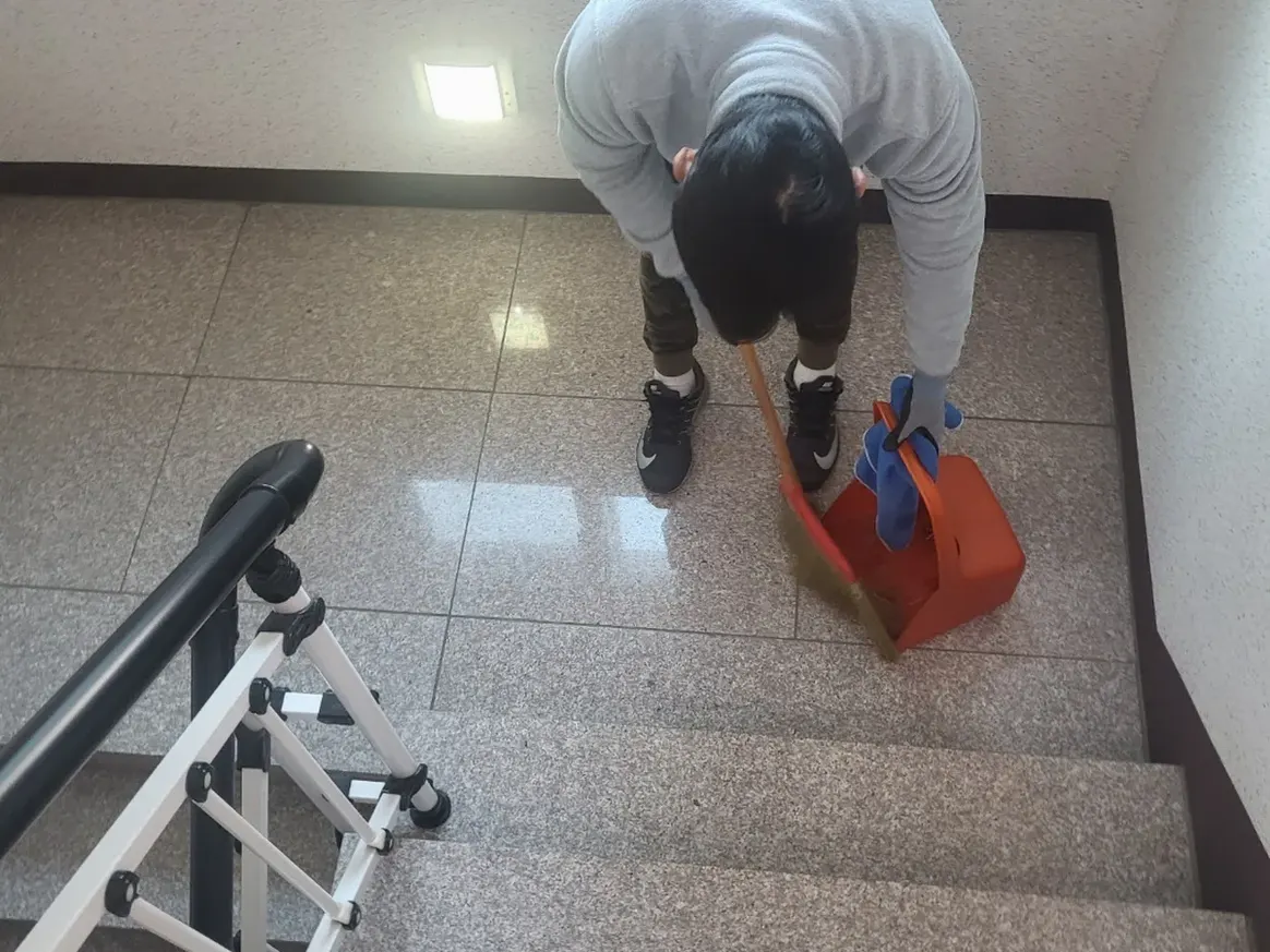 파주시 동패동 빌라 공동현관 장비 주변 정밀 위생청소 사례 - 행진크린
