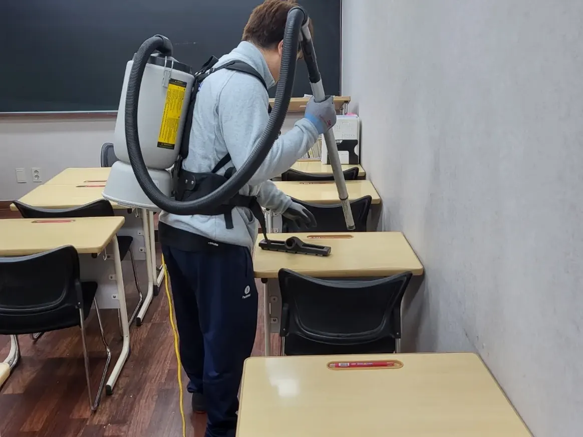동두천시 생연동 학교 현관·중앙홀 바닥 위생청소 사례 - 행진크린