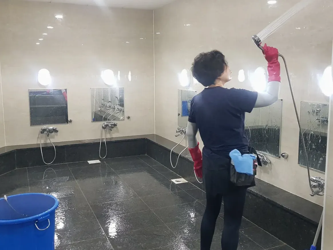 포천시 신읍동 목욕탕 탈의실·파우더룸 바닥 위생청소 사례 - 행진크린