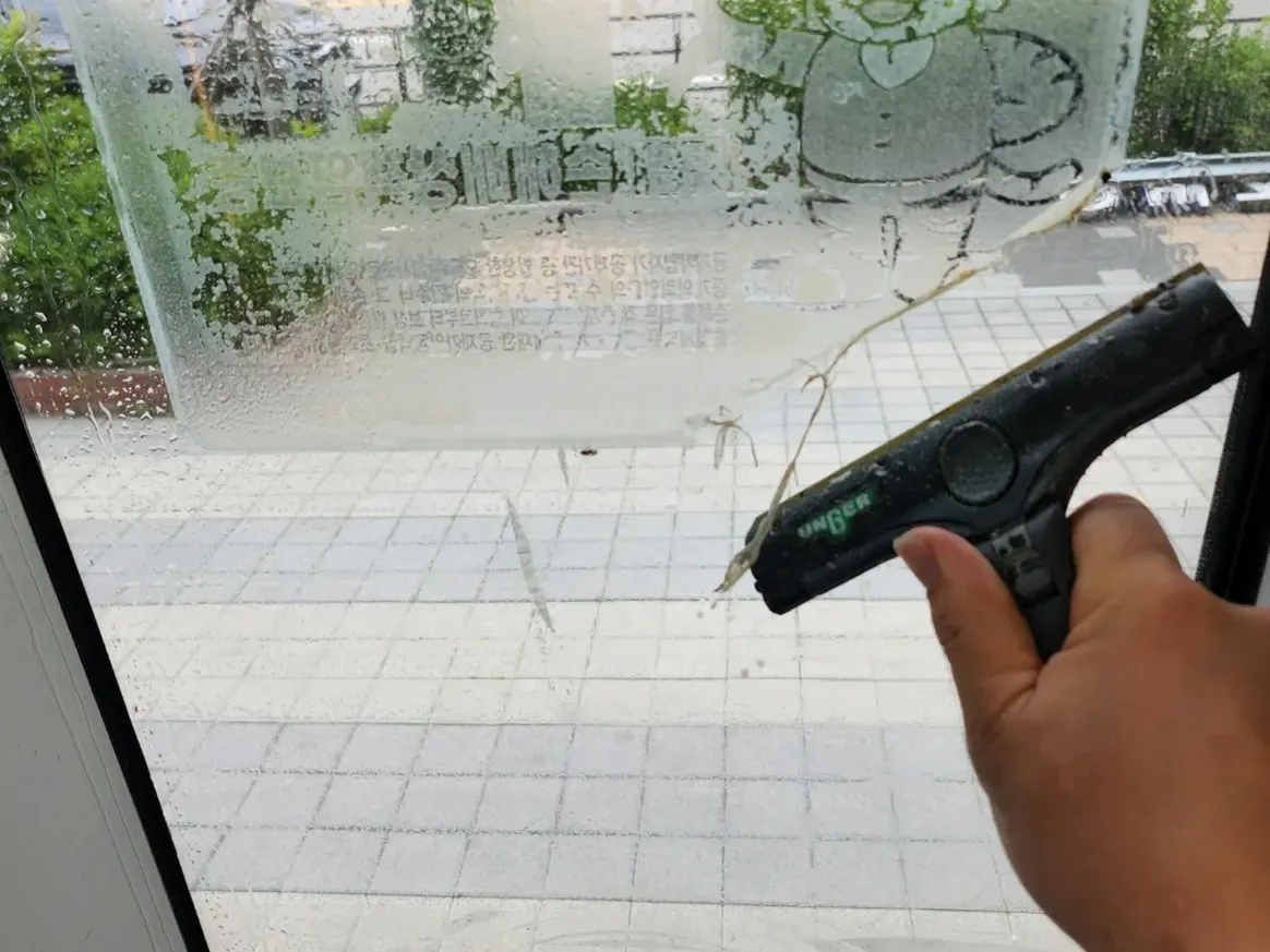 동두천시 보산동 사무실 고층 외창 장비 주변 정밀 위생청소 사례 - 행진크린